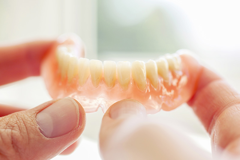 しっかりと噛める「入れ歯」で食事も会話も快適に